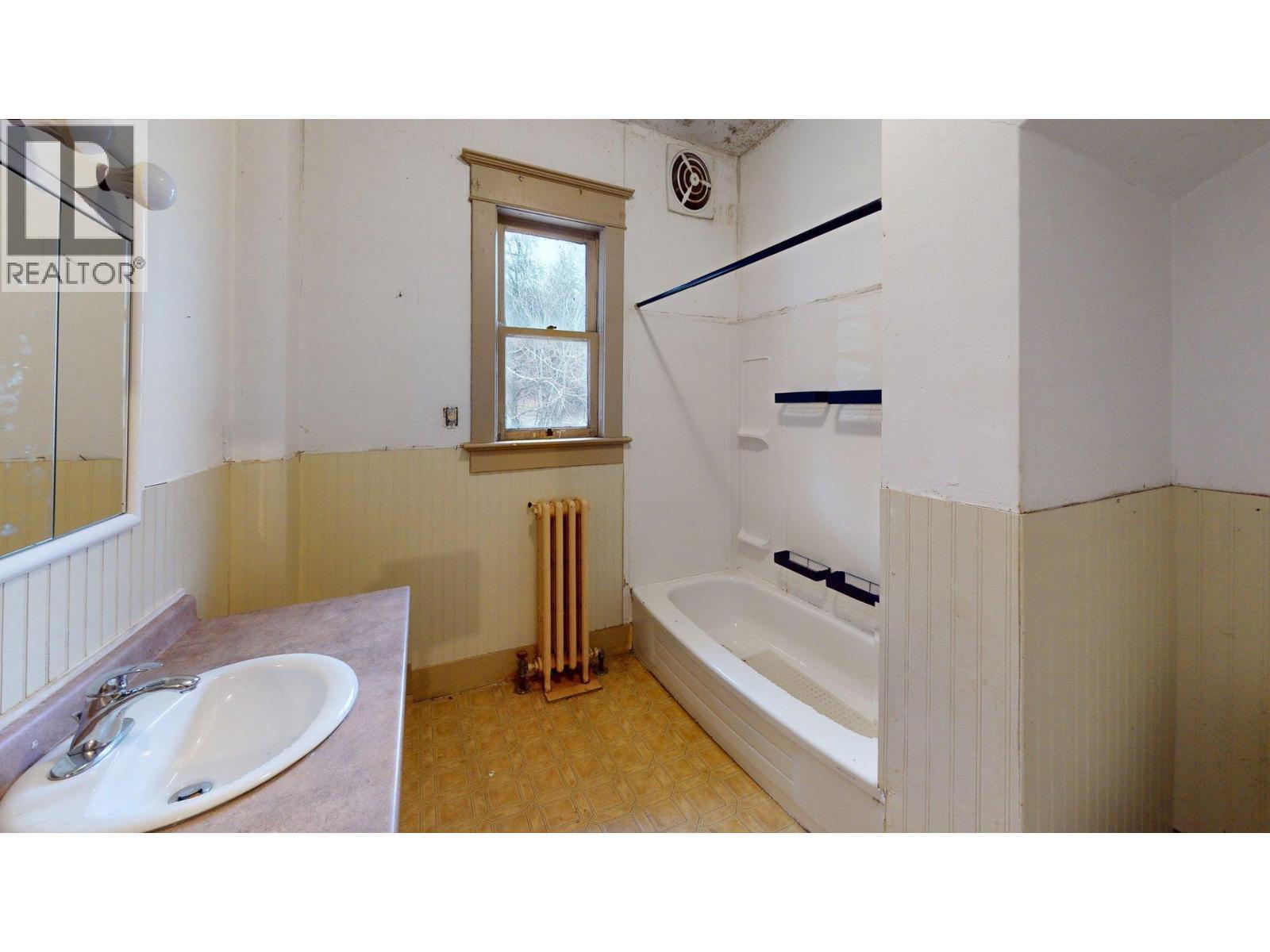 167 Old Rossland Avenue, Trail, BC - Indoor Photo Showing Bathroom