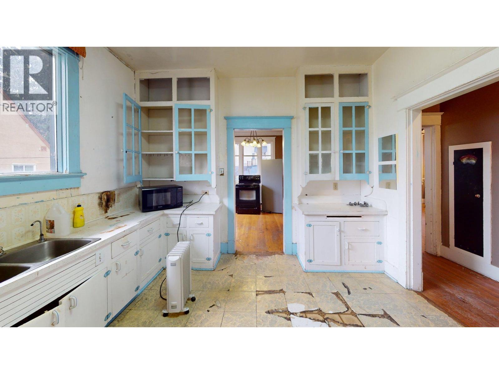 167 Old Rossland Avenue, Trail, BC - Indoor Photo Showing Kitchen