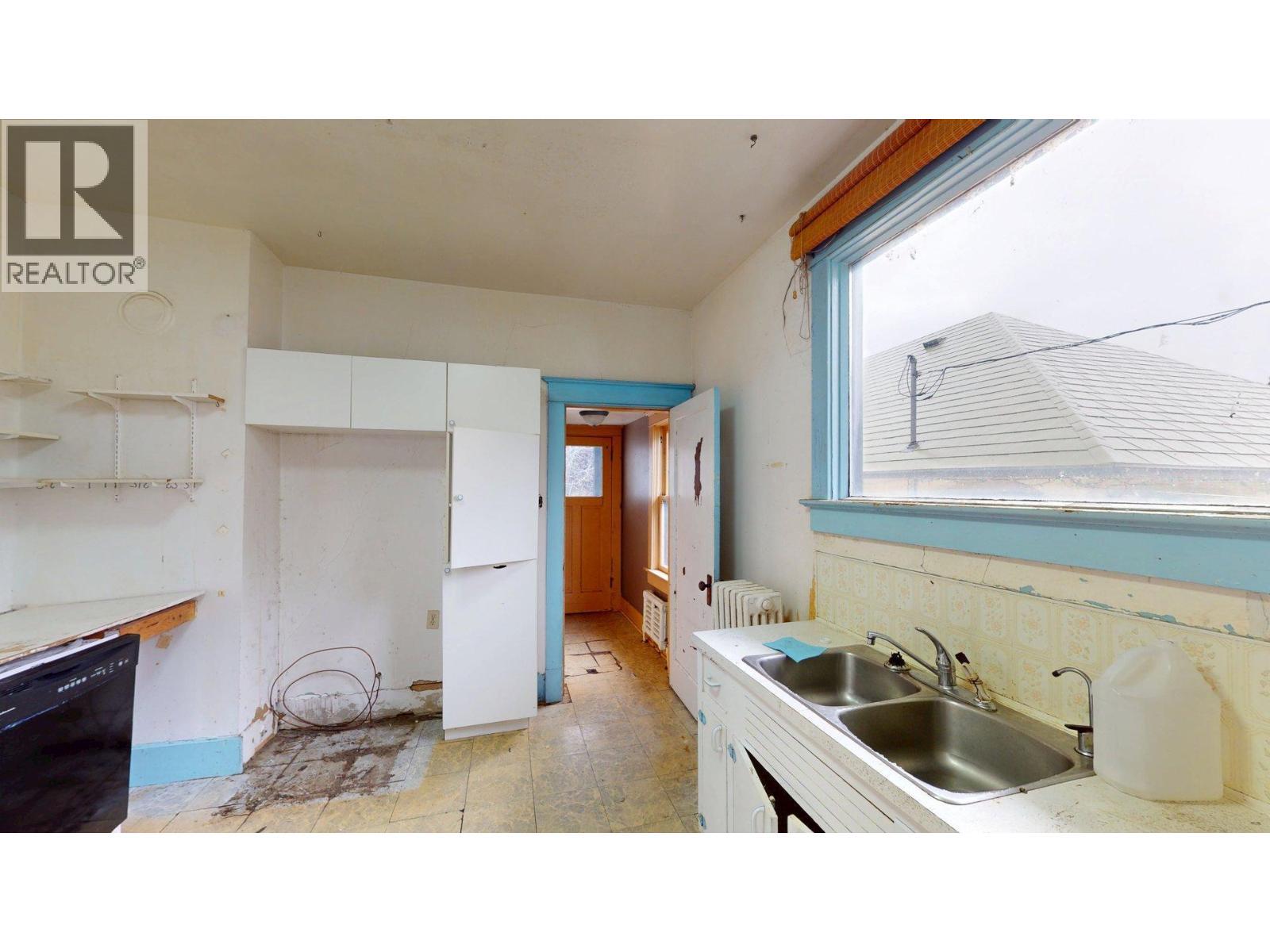 167 Old Rossland Avenue, Trail, BC - Indoor Photo Showing Kitchen With Double Sink