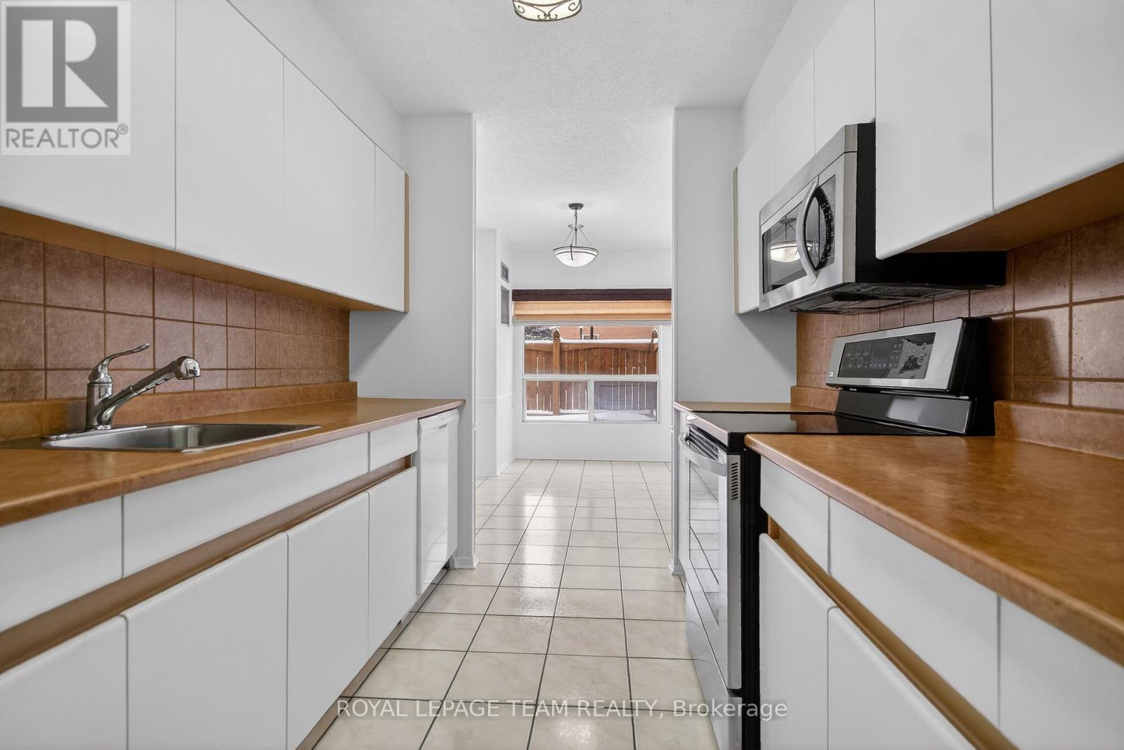 545 St Laurent Boulevard, Ottawa, ON - Indoor Photo Showing Kitchen