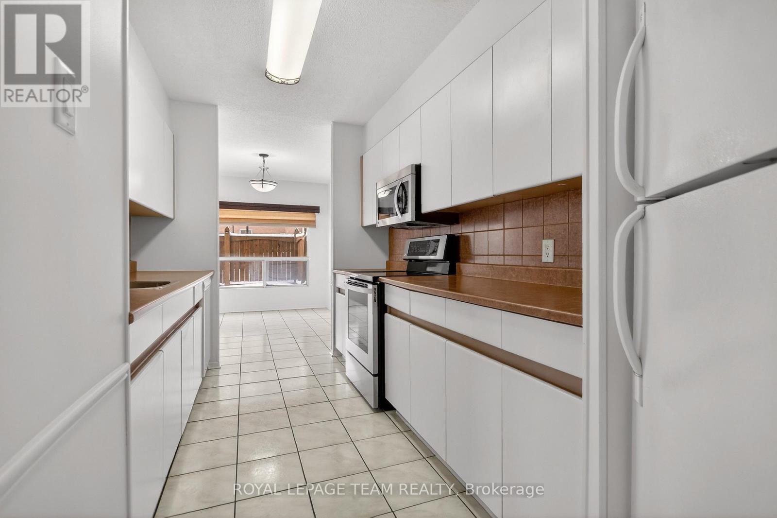 545 St Laurent Boulevard, Ottawa, ON - Indoor Photo Showing Kitchen