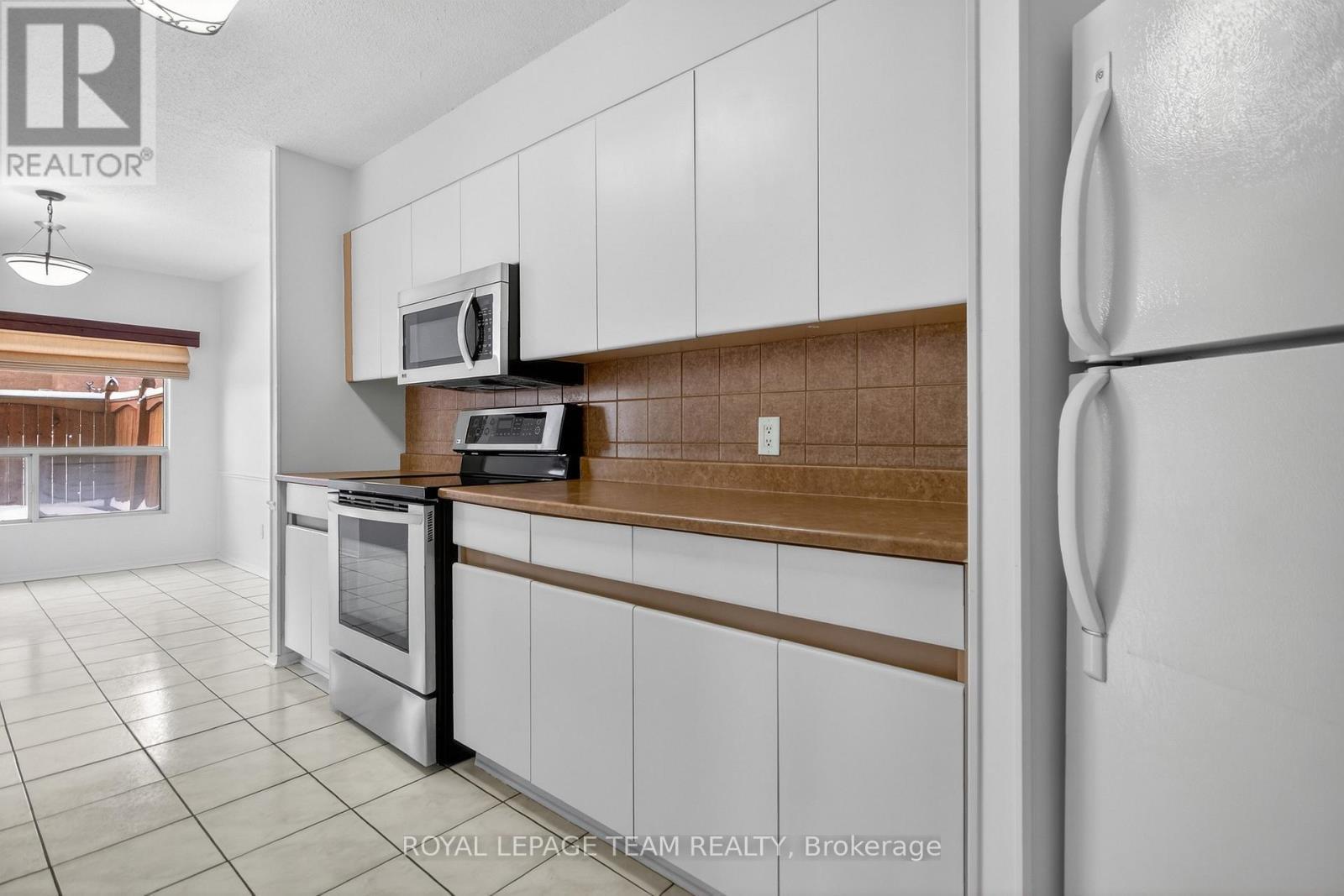 545 St Laurent Boulevard, Ottawa, ON - Indoor Photo Showing Kitchen