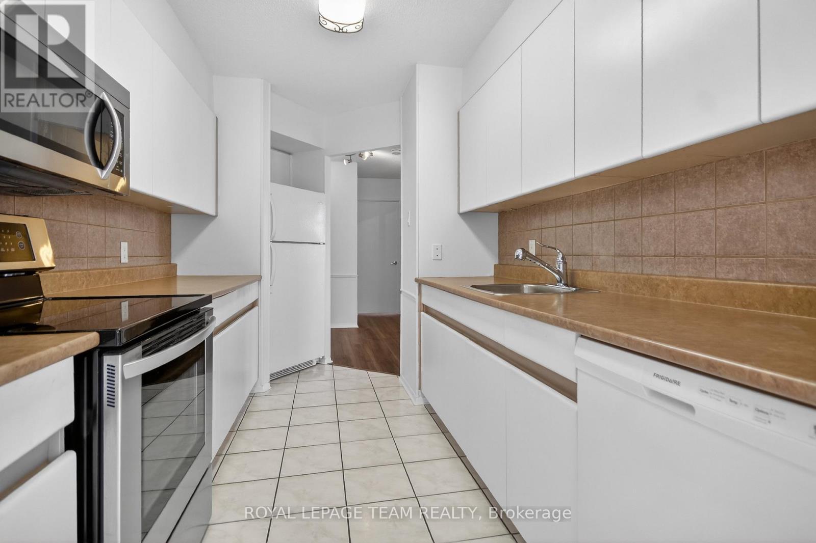 545 St Laurent Boulevard, Ottawa, ON - Indoor Photo Showing Kitchen