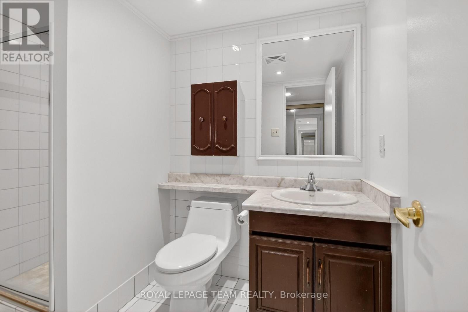 Main bathroom - 545 St Laurent Boulevard, Ottawa, ON - Indoor Photo Showing Bathroom