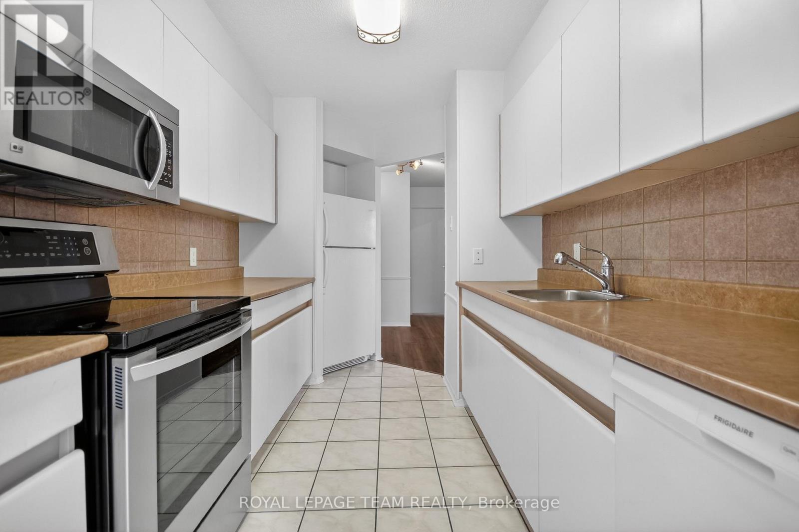 545 St Laurent Boulevard, Ottawa, ON - Indoor Photo Showing Kitchen