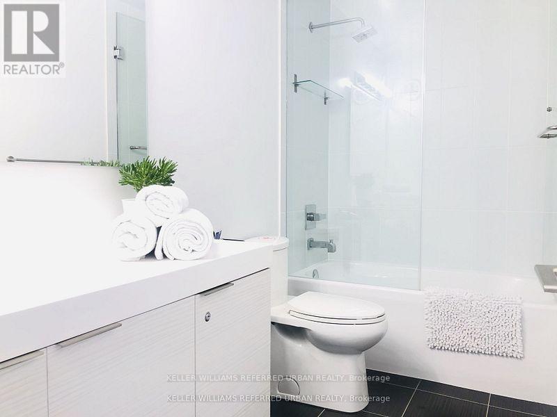 2307 - 318 Richmond Street W, Toronto, ON - Indoor Photo Showing Bathroom