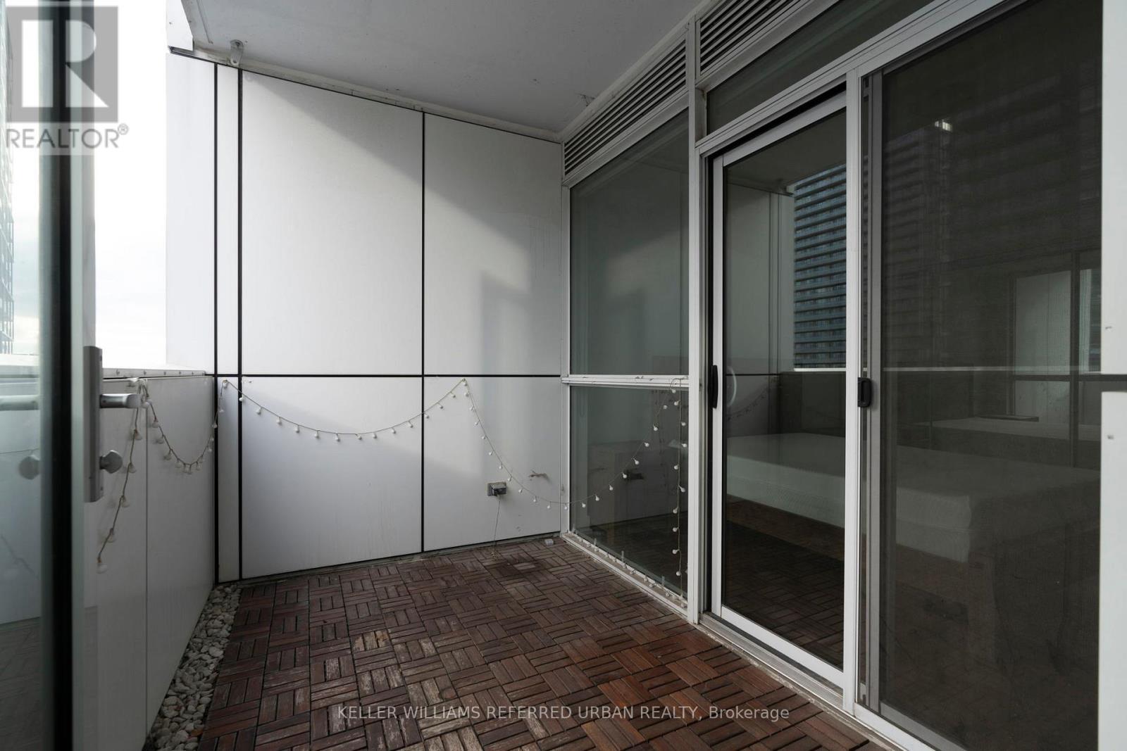 2307 - 318 Richmond Street W, Toronto, ON - With Exterior