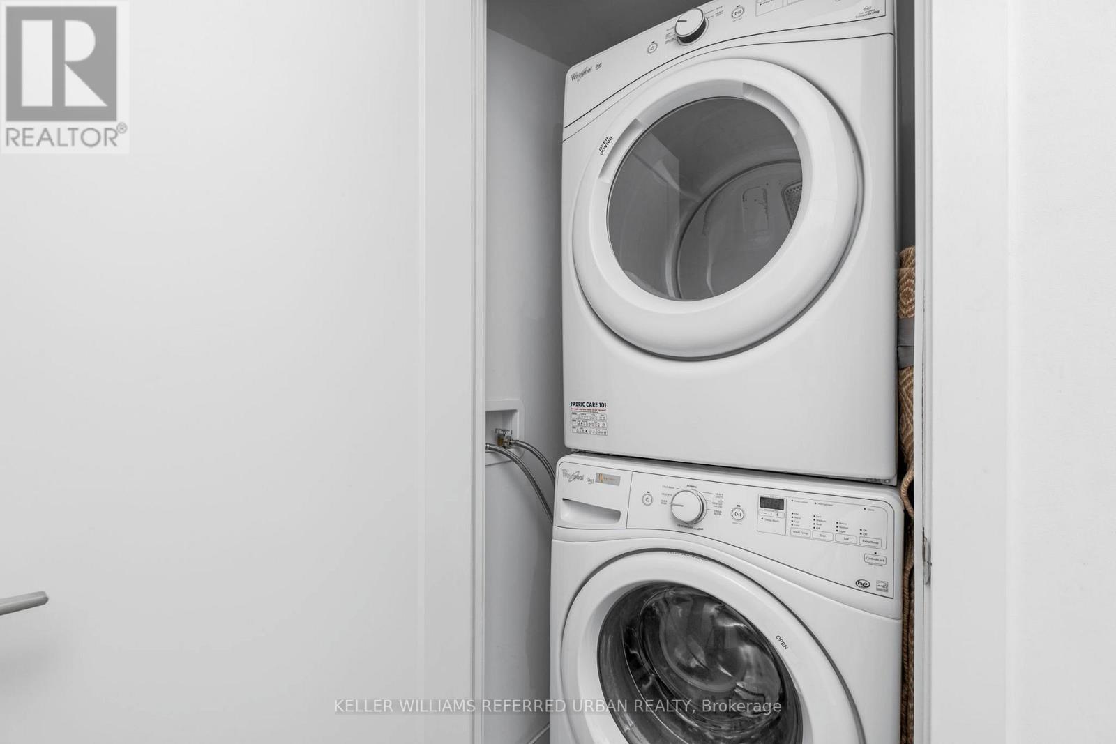 2307 - 318 Richmond Street W, Toronto, ON - Indoor Photo Showing Laundry Room