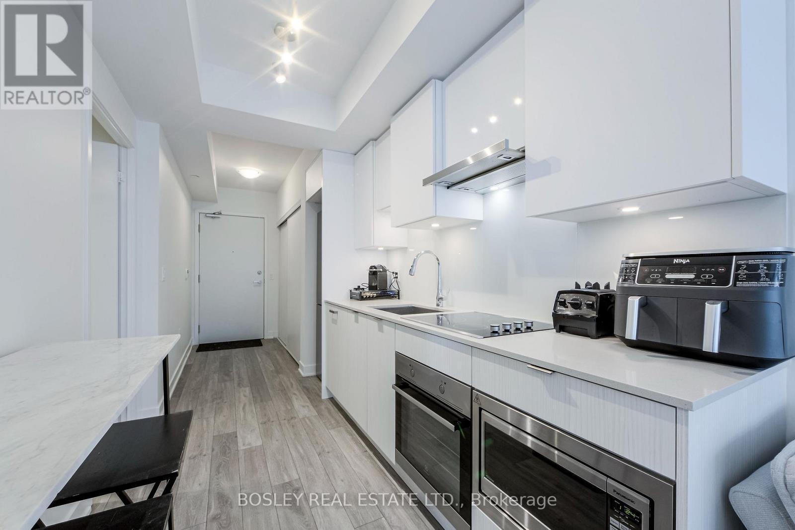 3108 - 99 Broadway Avenue, Toronto, ON - Indoor Photo Showing Kitchen With Upgraded Kitchen