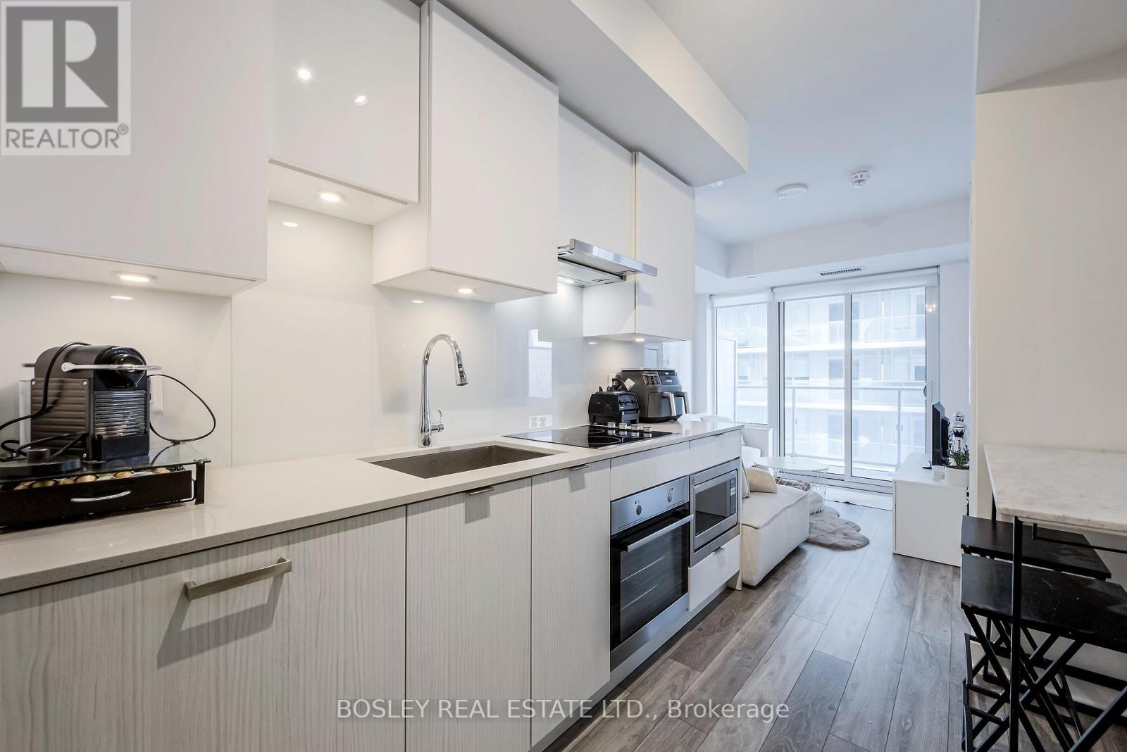 3108 - 99 Broadway Avenue, Toronto, ON - Indoor Photo Showing Kitchen With Upgraded Kitchen