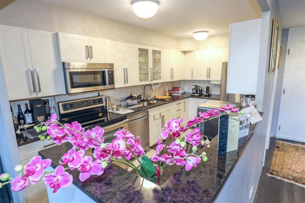 309 99 Wellington Crescent, Winnipeg, MB - Indoor Photo Showing Kitchen With Stainless Steel Kitchen