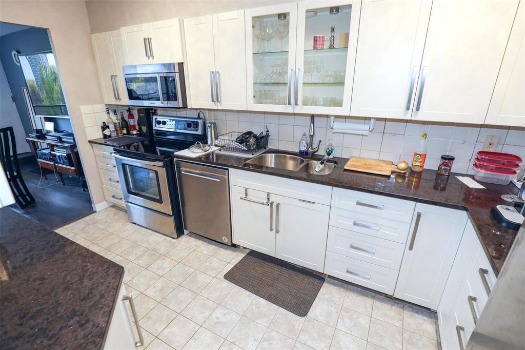 309 99 Wellington Crescent, Winnipeg, MB - Indoor Photo Showing Kitchen With Stainless Steel Kitchen With Double Sink