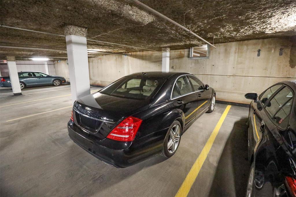 309 99 Wellington Crescent, Winnipeg, MB - Indoor Photo Showing Garage
