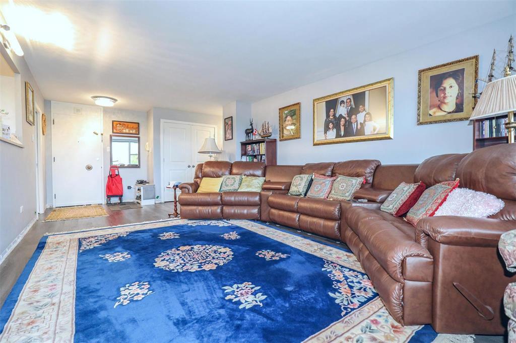 309 99 Wellington Crescent, Winnipeg, MB - Indoor Photo Showing Living Room