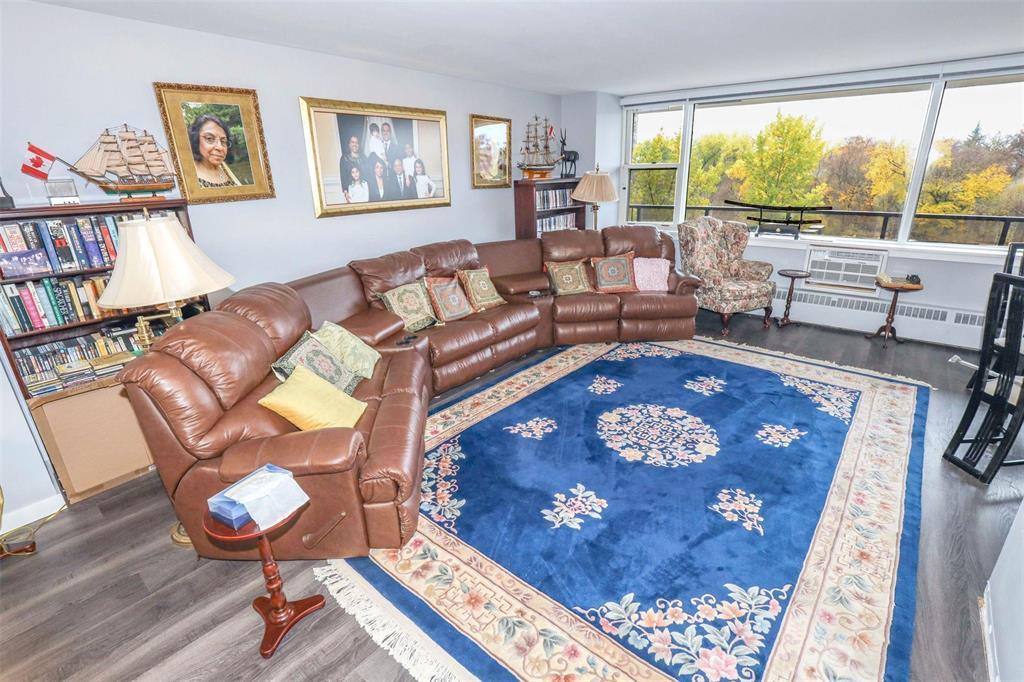 309 99 Wellington Crescent, Winnipeg, MB - Indoor Photo Showing Living Room