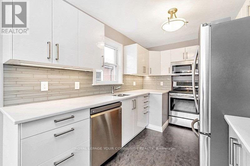 21 Lynvalley Crescent, Toronto, ON - Indoor Photo Showing Kitchen