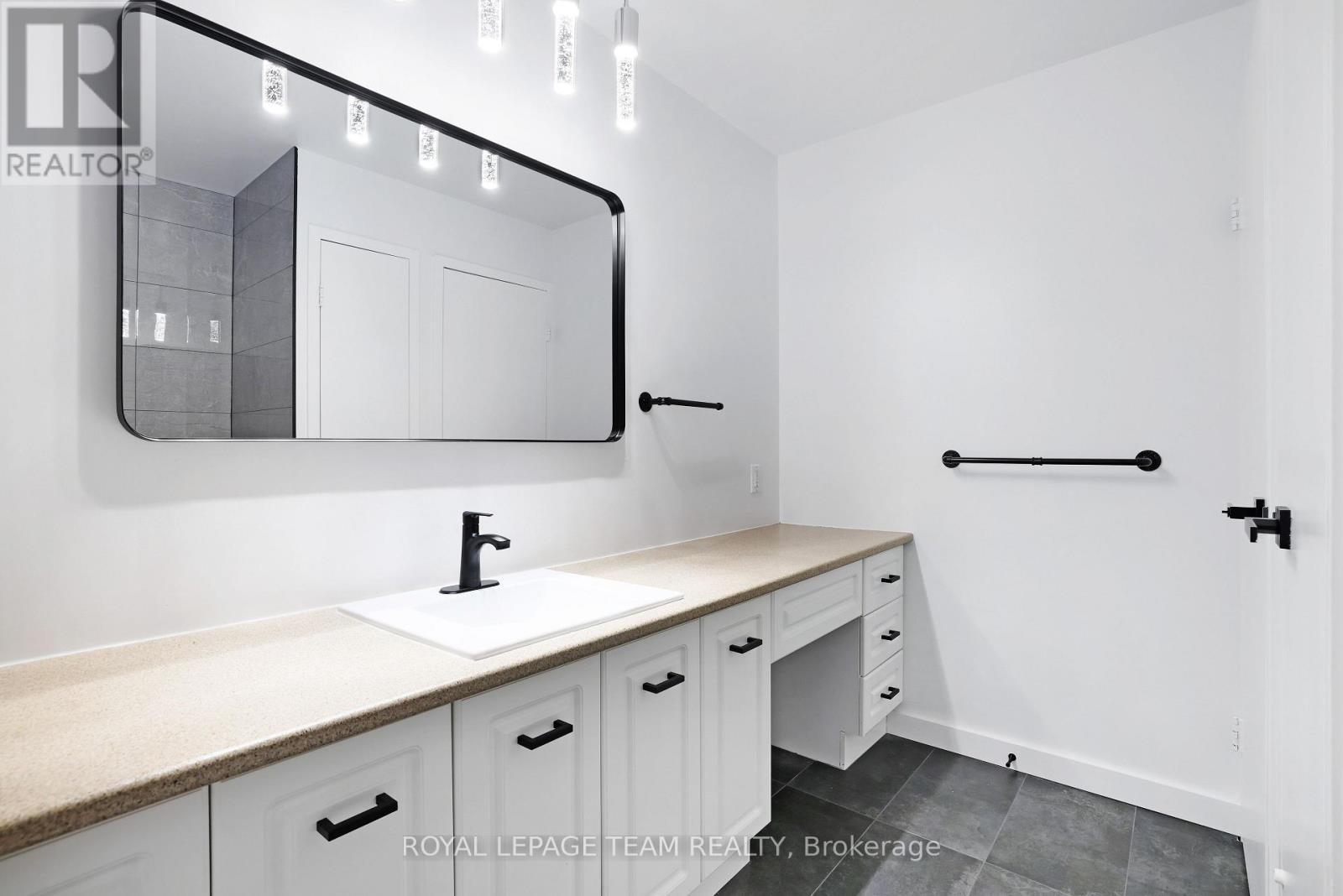 113 - 2951 Riverside Drive, Ottawa, ON - Indoor