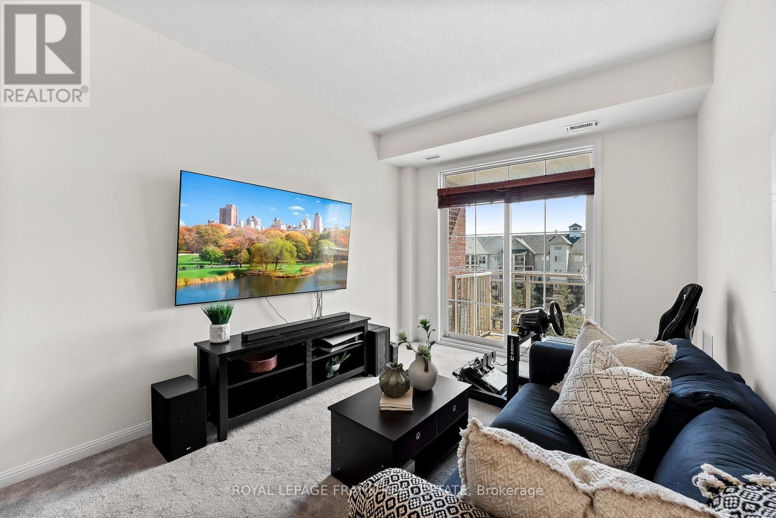 405 - 80 Aspen Springs Drive, Clarington (Bowmanville), ON - Indoor Photo Showing Living Room