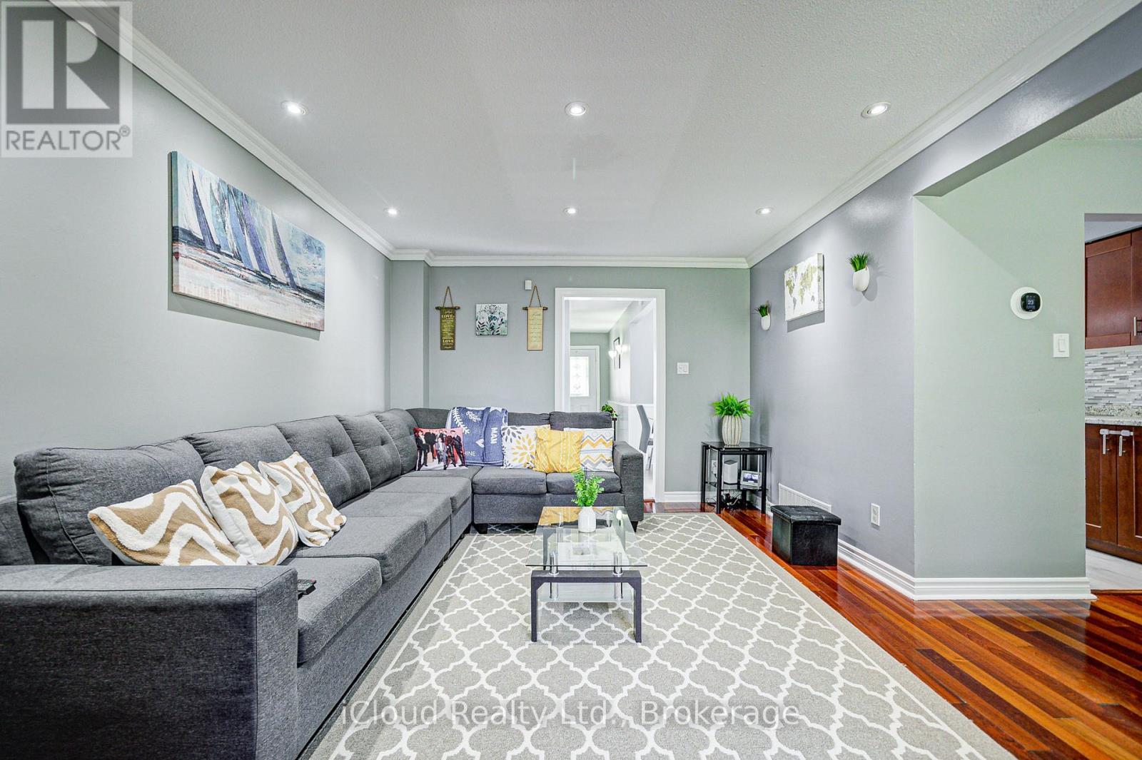 5 Gloucester Place, Brampton, ON - Indoor Photo Showing Living Room