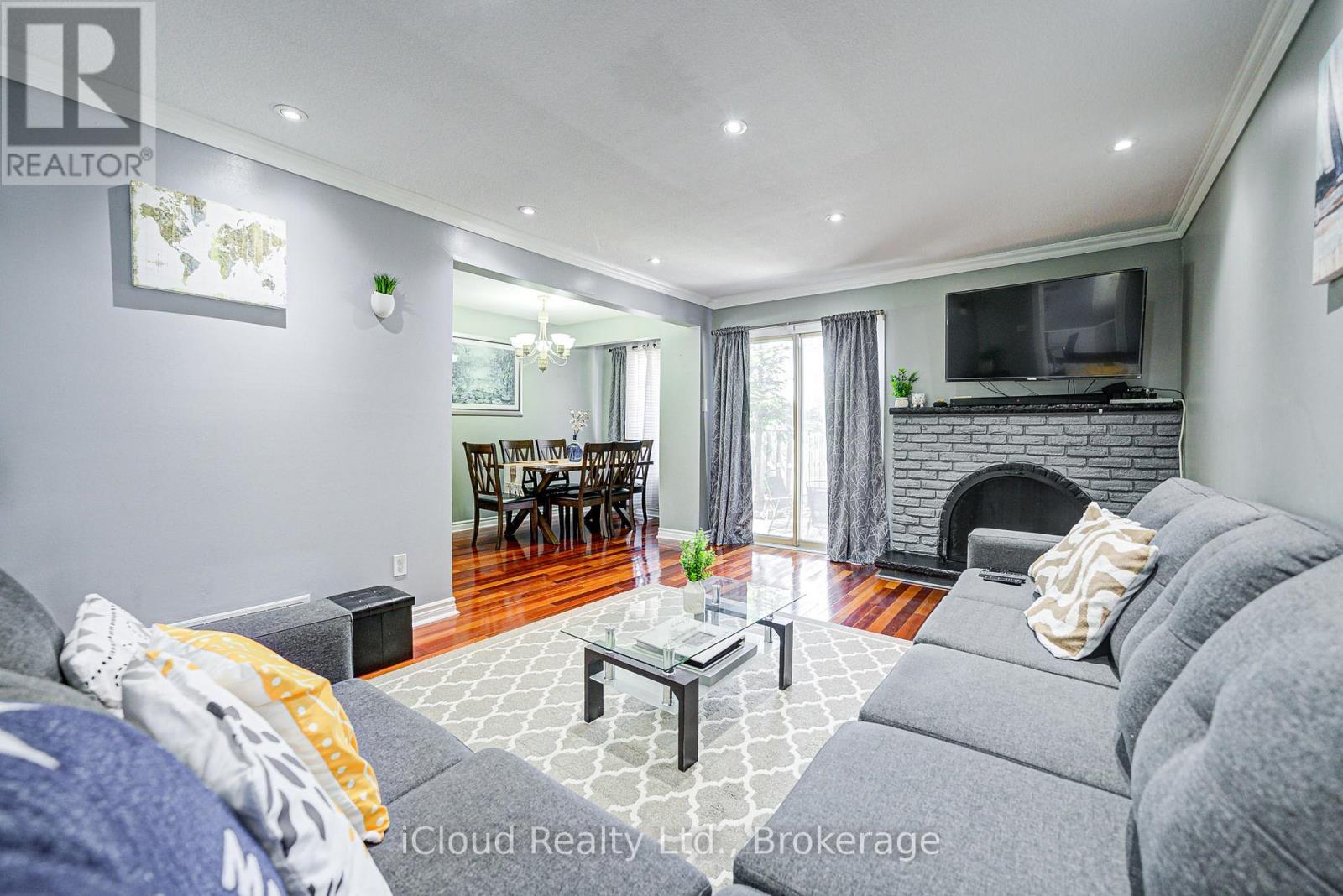 5 Gloucester Place, Brampton, ON - Indoor Photo Showing Living Room With Fireplace