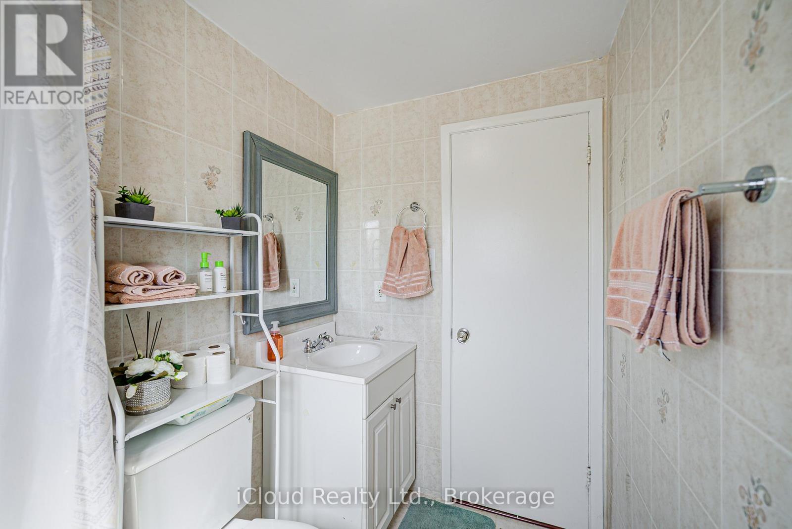 5 Gloucester Place, Brampton, ON - Indoor Photo Showing Laundry Room