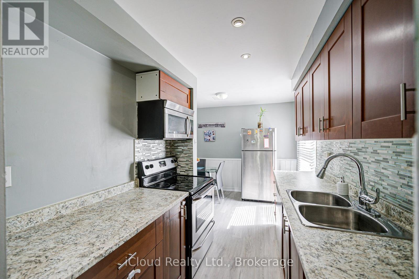 5 Gloucester Place, Brampton, ON - Indoor Photo Showing Kitchen With Double Sink With Upgraded Kitchen