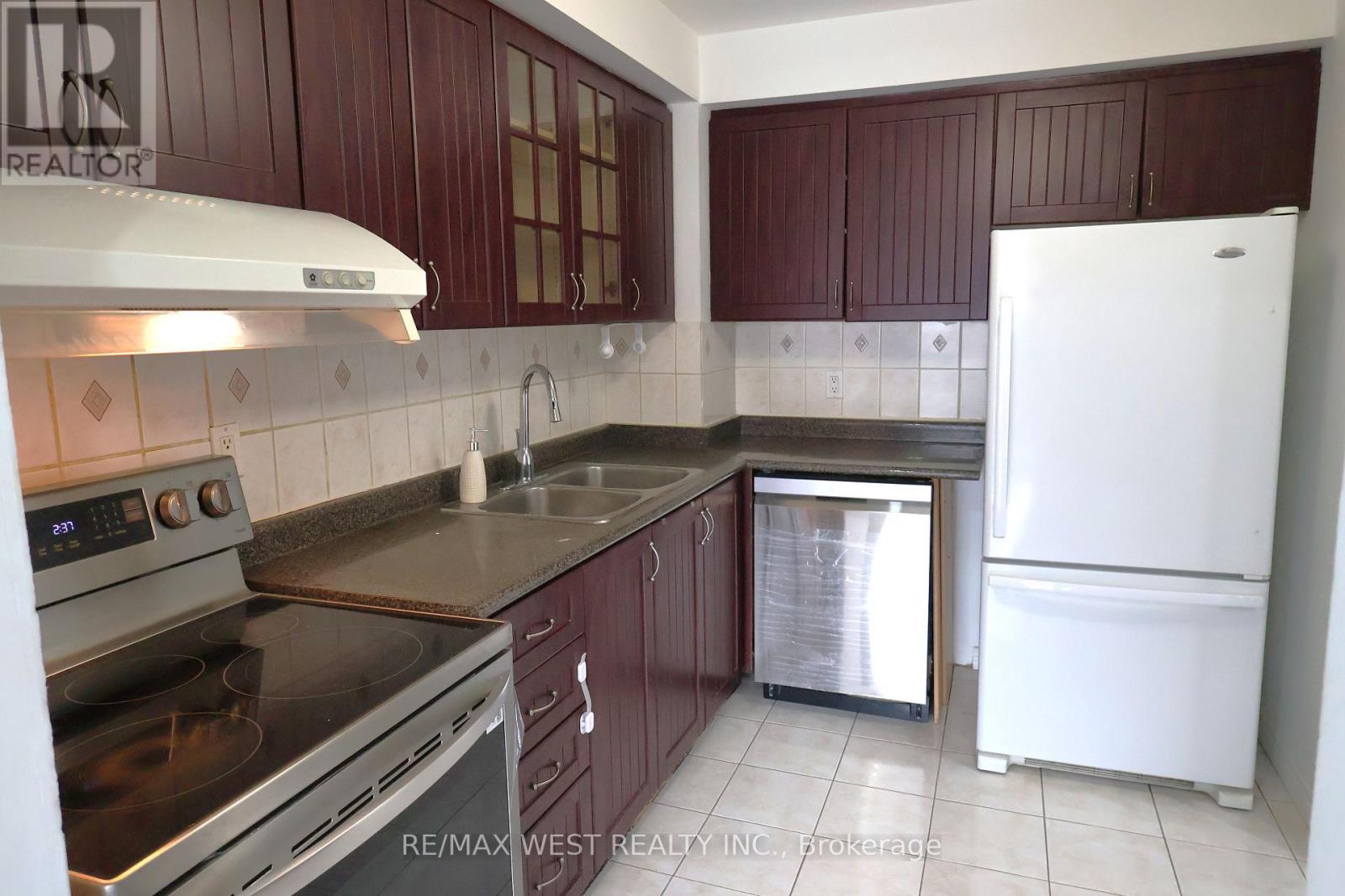 61 - 830 Stainton Drive, Mississauga, ON - Indoor Photo Showing Kitchen With Double Sink
