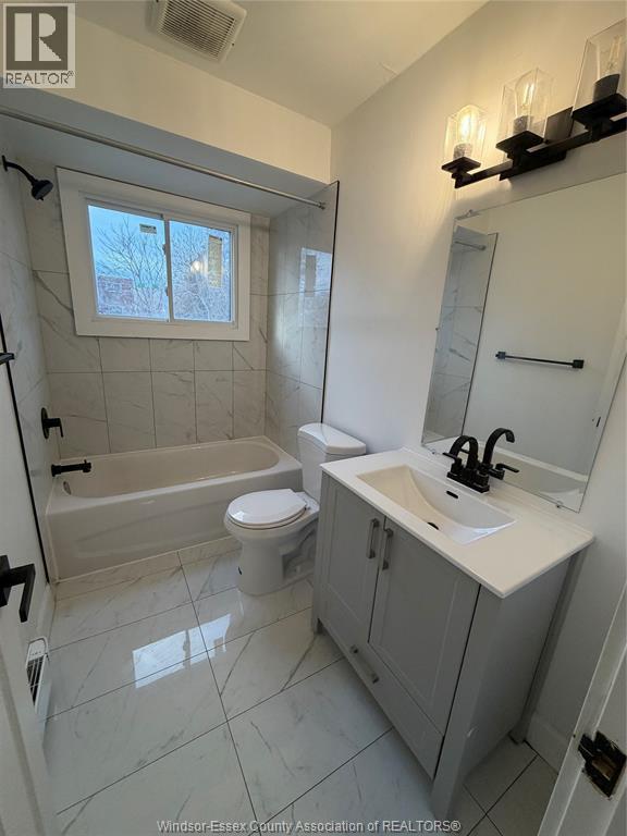 3150 Peter Street Unit# 11, Windsor, ON - Indoor Photo Showing Bathroom