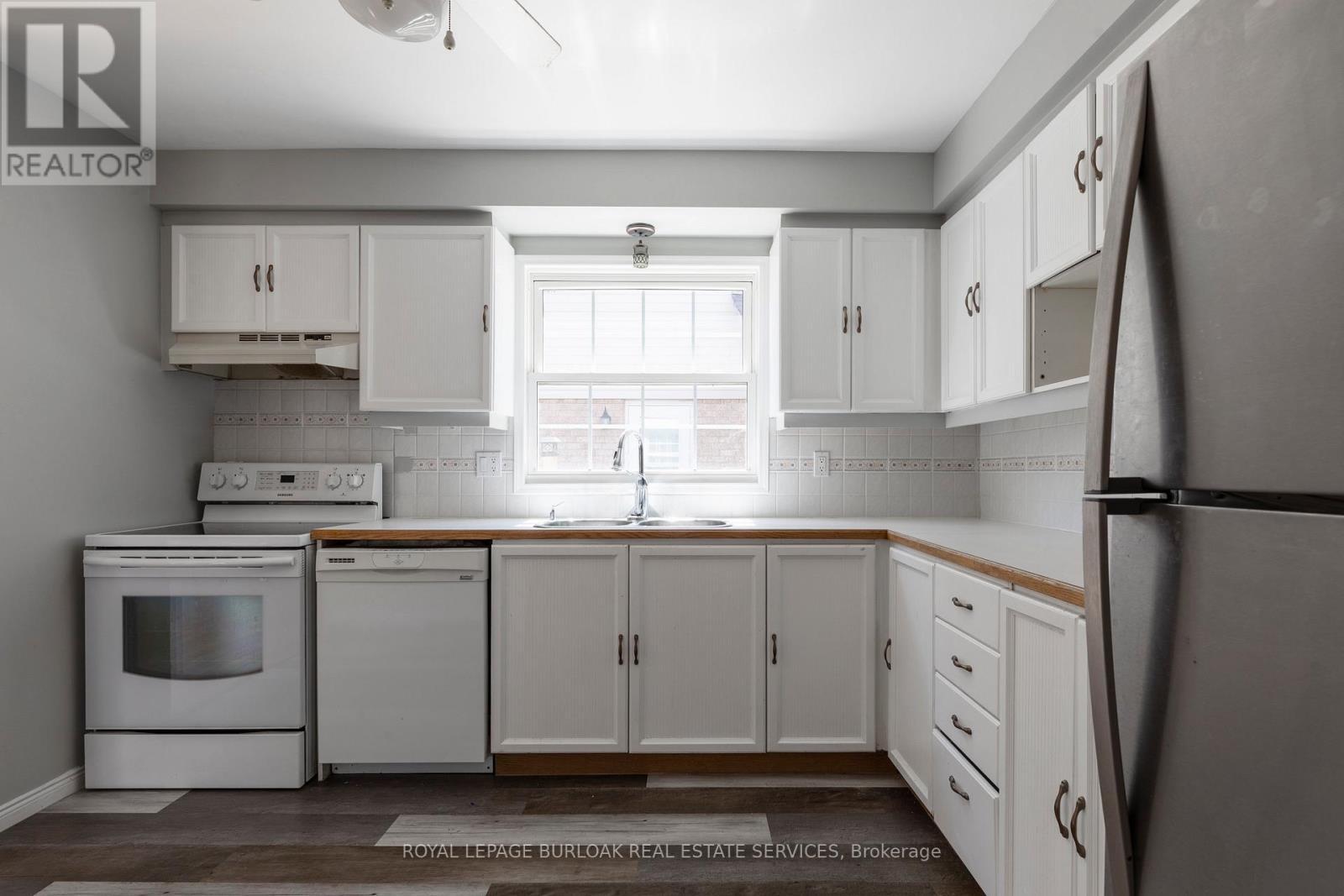 128 Brian Boulevard, Hamilton, ON - Indoor Photo Showing Kitchen With Double Sink