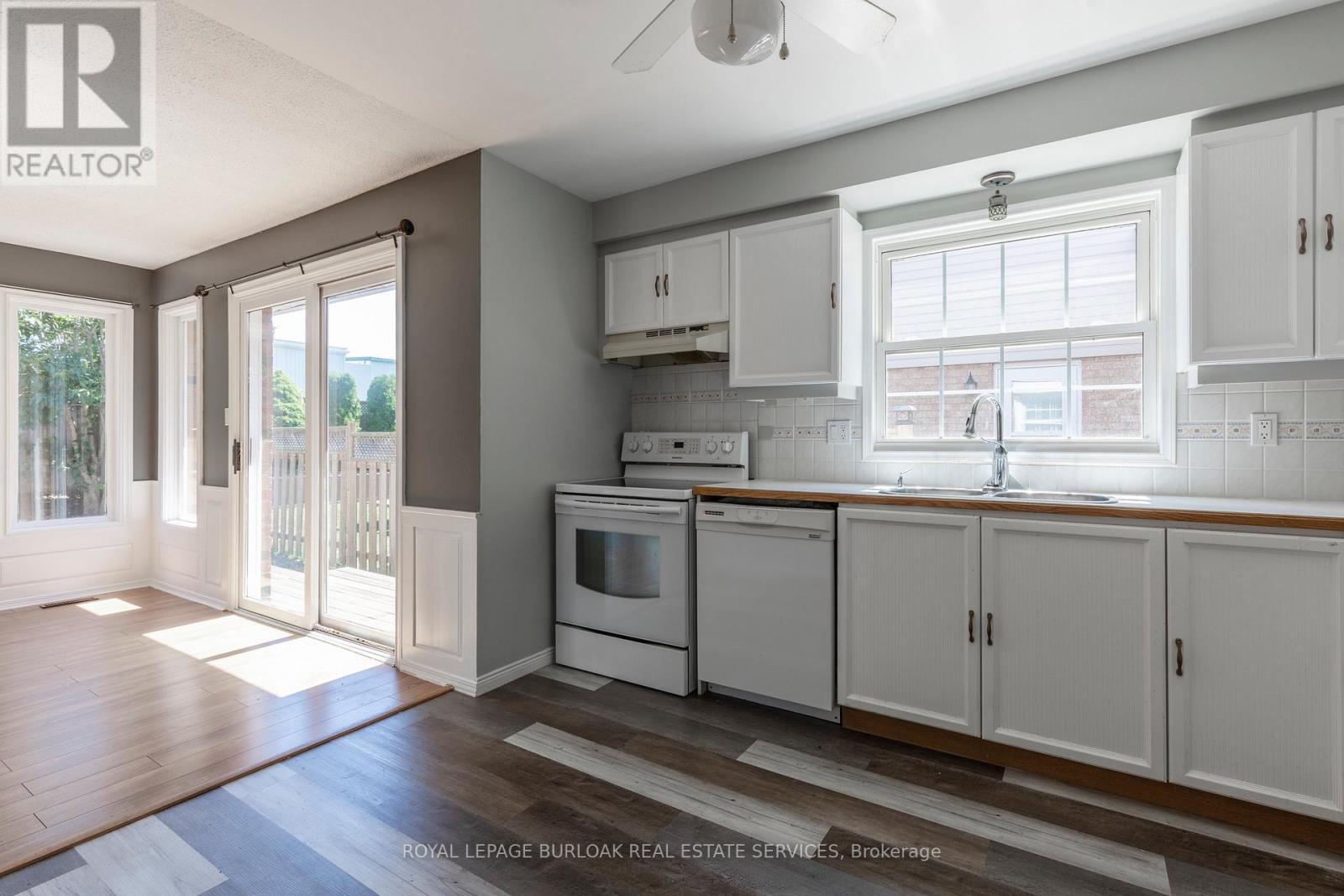 128 Brian Boulevard, Hamilton, ON - Indoor Photo Showing Kitchen