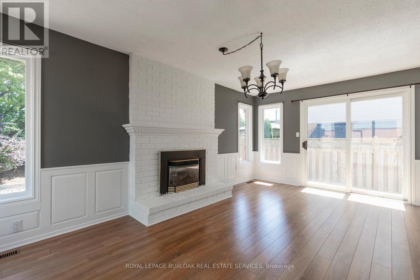 128 Brian Boulevard, Hamilton, ON - Indoor Photo Showing Living Room With Fireplace