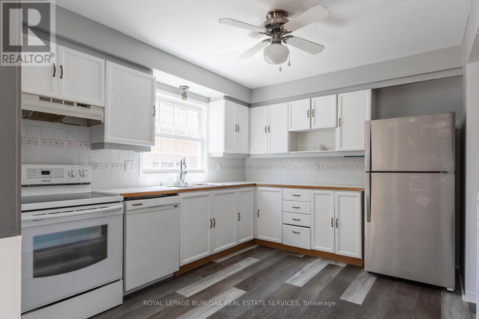 128 Brian Boulevard, Hamilton, ON - Indoor Photo Showing Kitchen