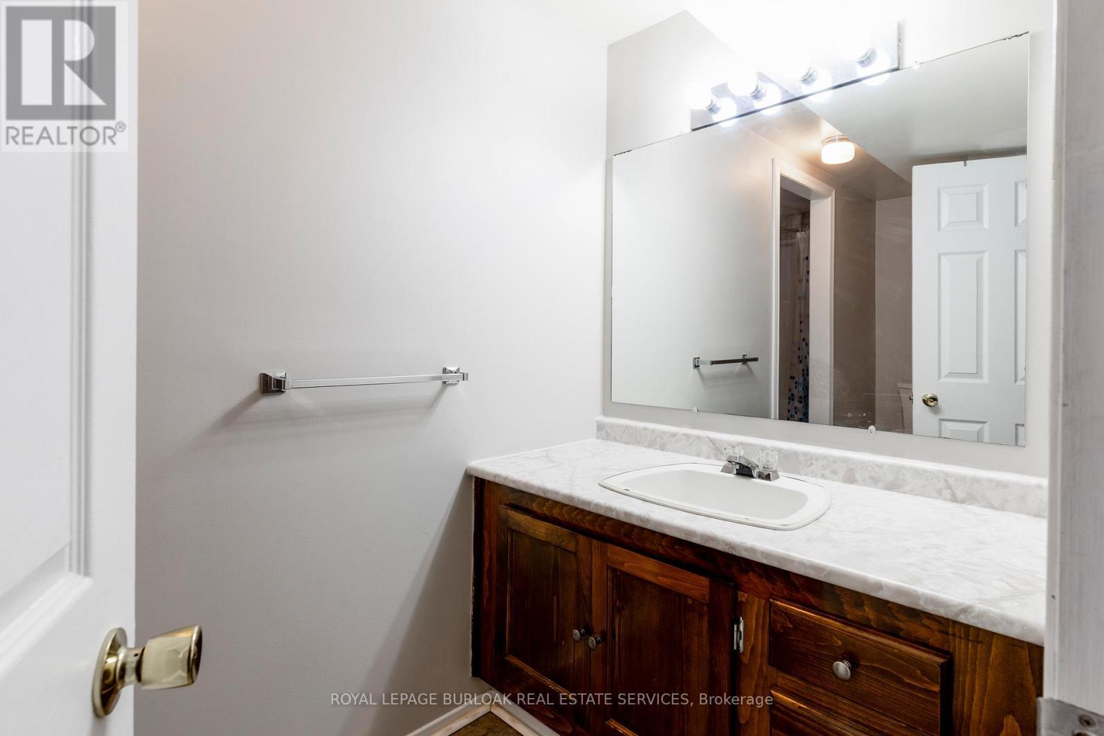 128 Brian Boulevard, Hamilton, ON - Indoor Photo Showing Bathroom