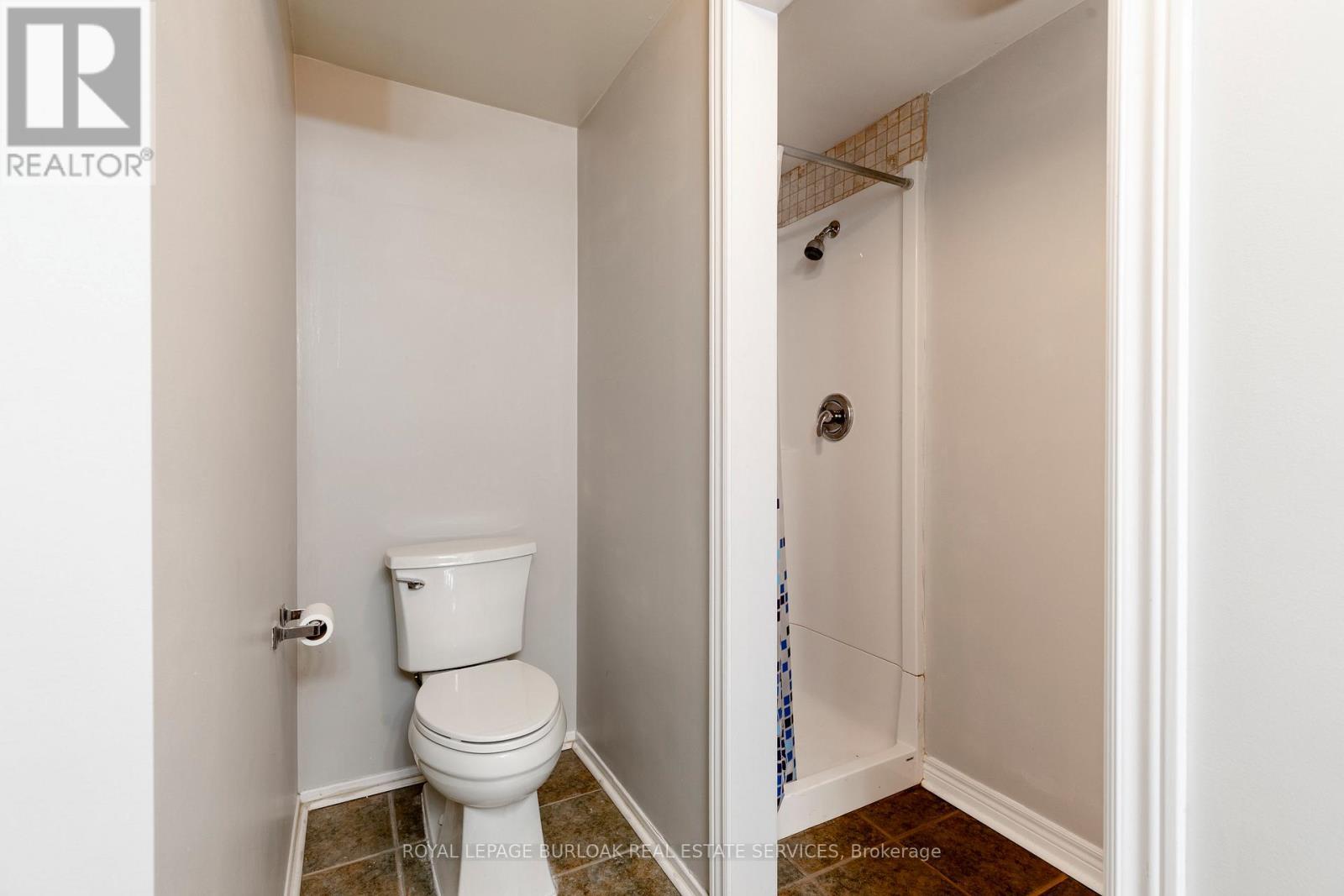 128 Brian Boulevard, Hamilton, ON - Indoor Photo Showing Bathroom