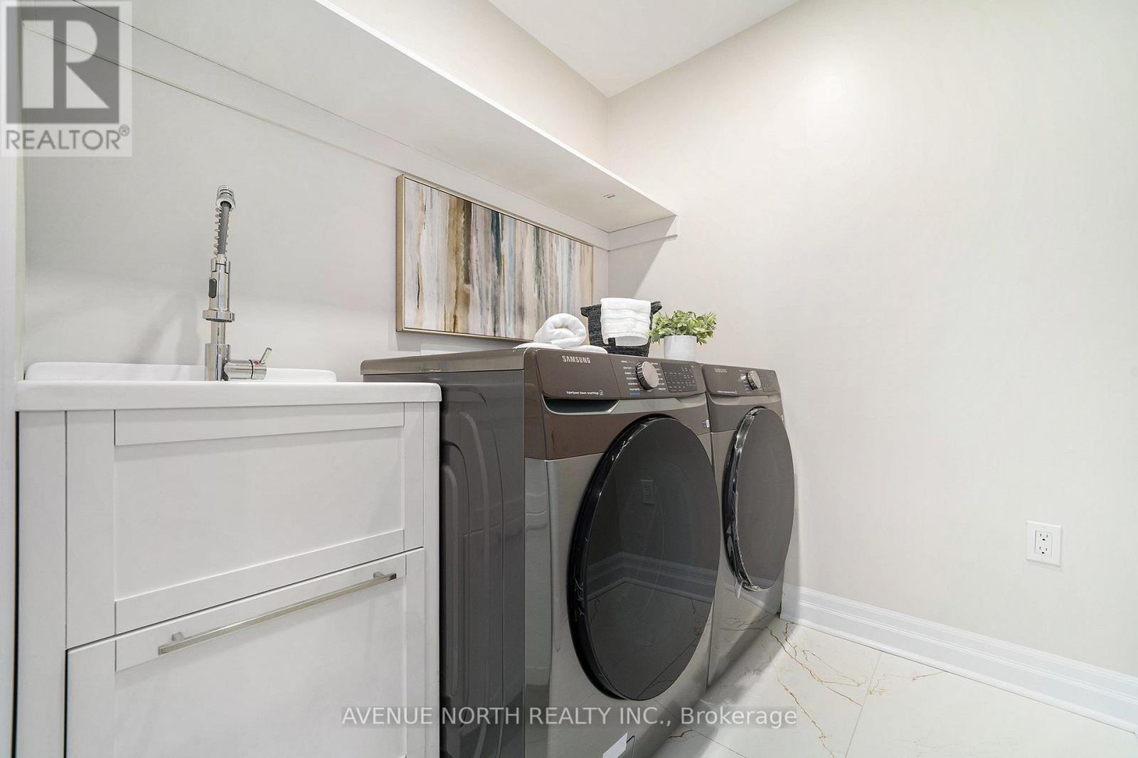 19 Newland Drive, Ottawa, ON - Indoor Photo Showing Laundry Room