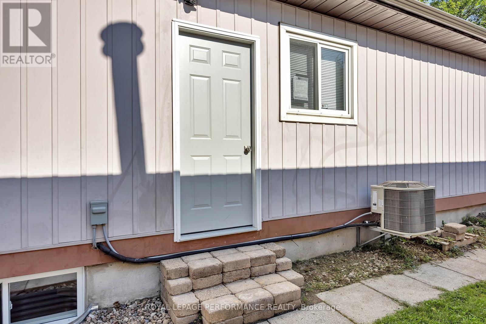 B - 336 Tulip Crescent, Ottawa, ON - Outdoor With Exterior