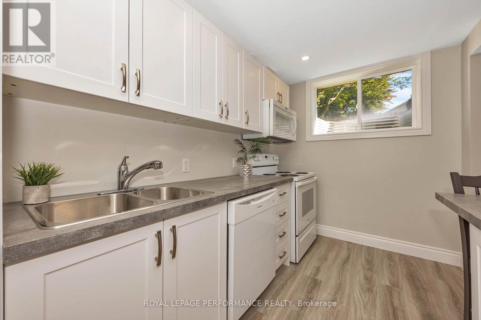 B - 336 Tulip Crescent, Ottawa, ON - Indoor Photo Showing Kitchen With Double Sink