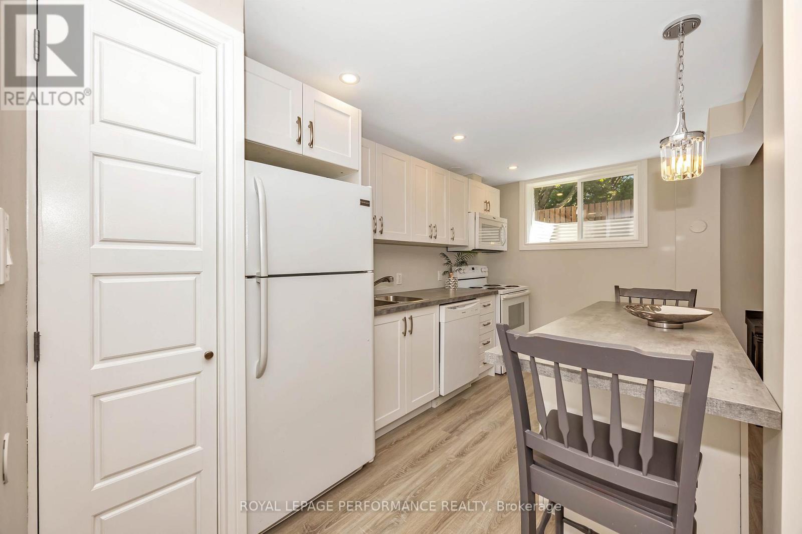 B - 336 Tulip Crescent, Ottawa, ON - Indoor Photo Showing Kitchen