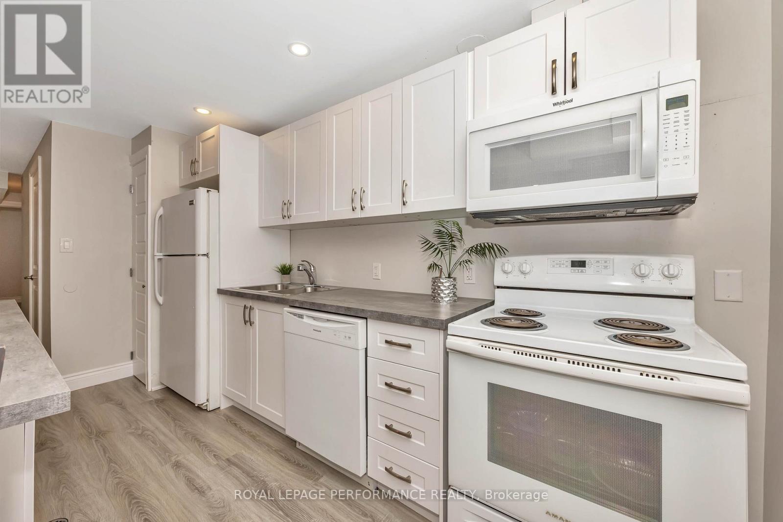 B - 336 Tulip Crescent, Ottawa, ON - Indoor Photo Showing Kitchen