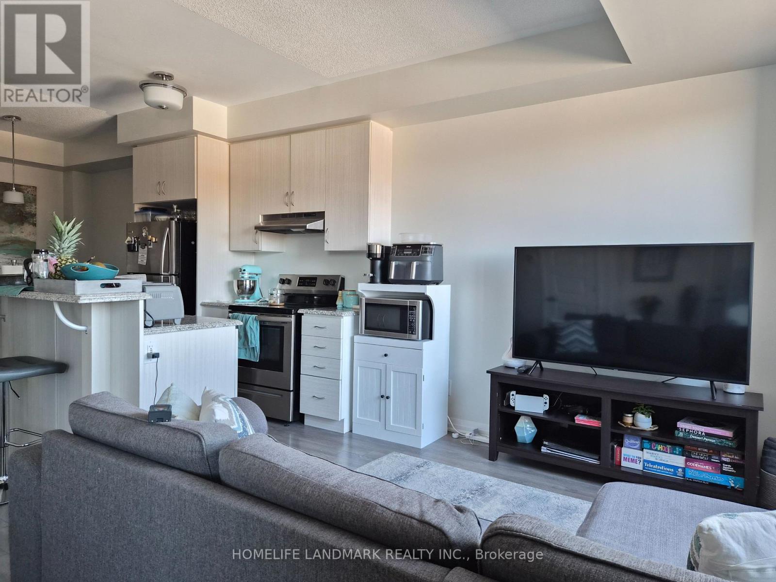 213 - 2 Adam Sellers Street, Markham, ON - Indoor