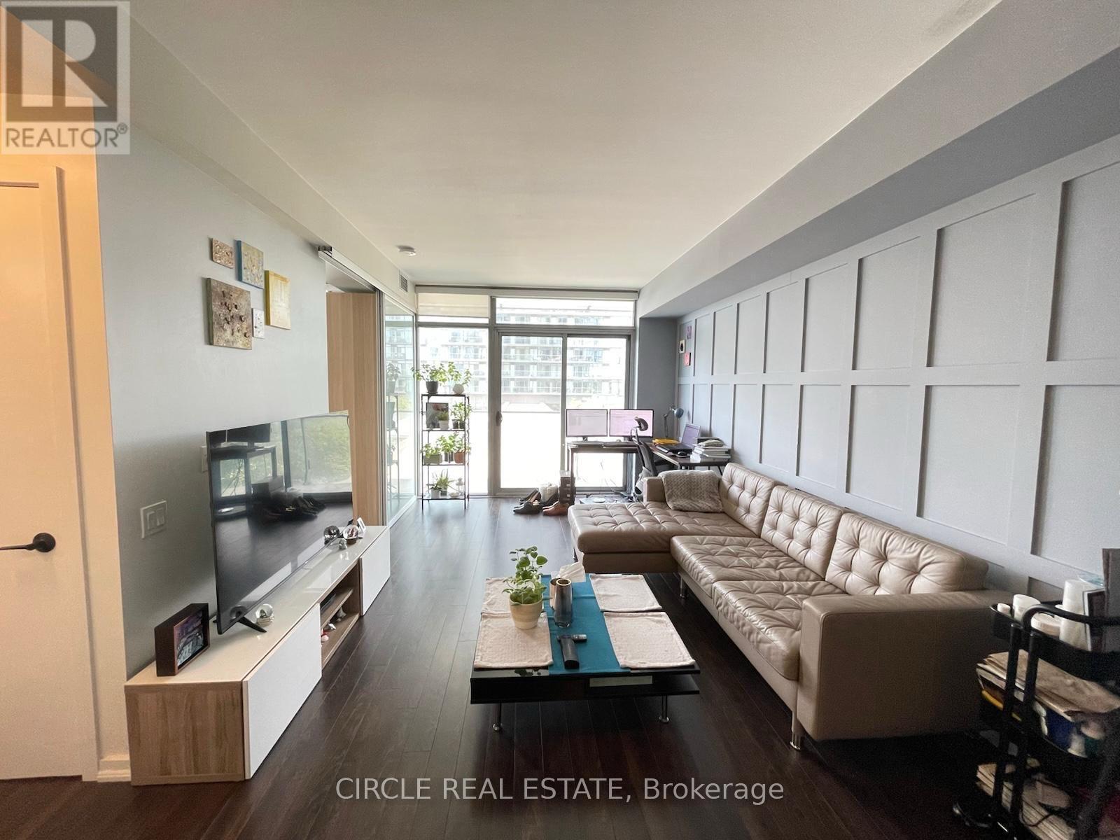 309 - 103 The Queensway Avenue N, Toronto, ON - Indoor Photo Showing Living Room