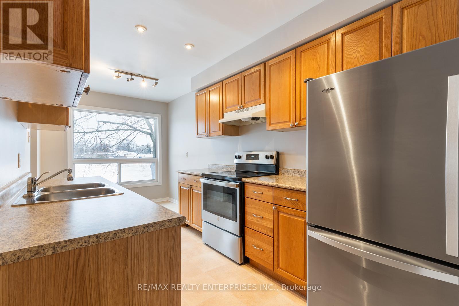 18 - 1176 Kelsey Court, Oakville, ON - Indoor Photo Showing Kitchen With Double Sink