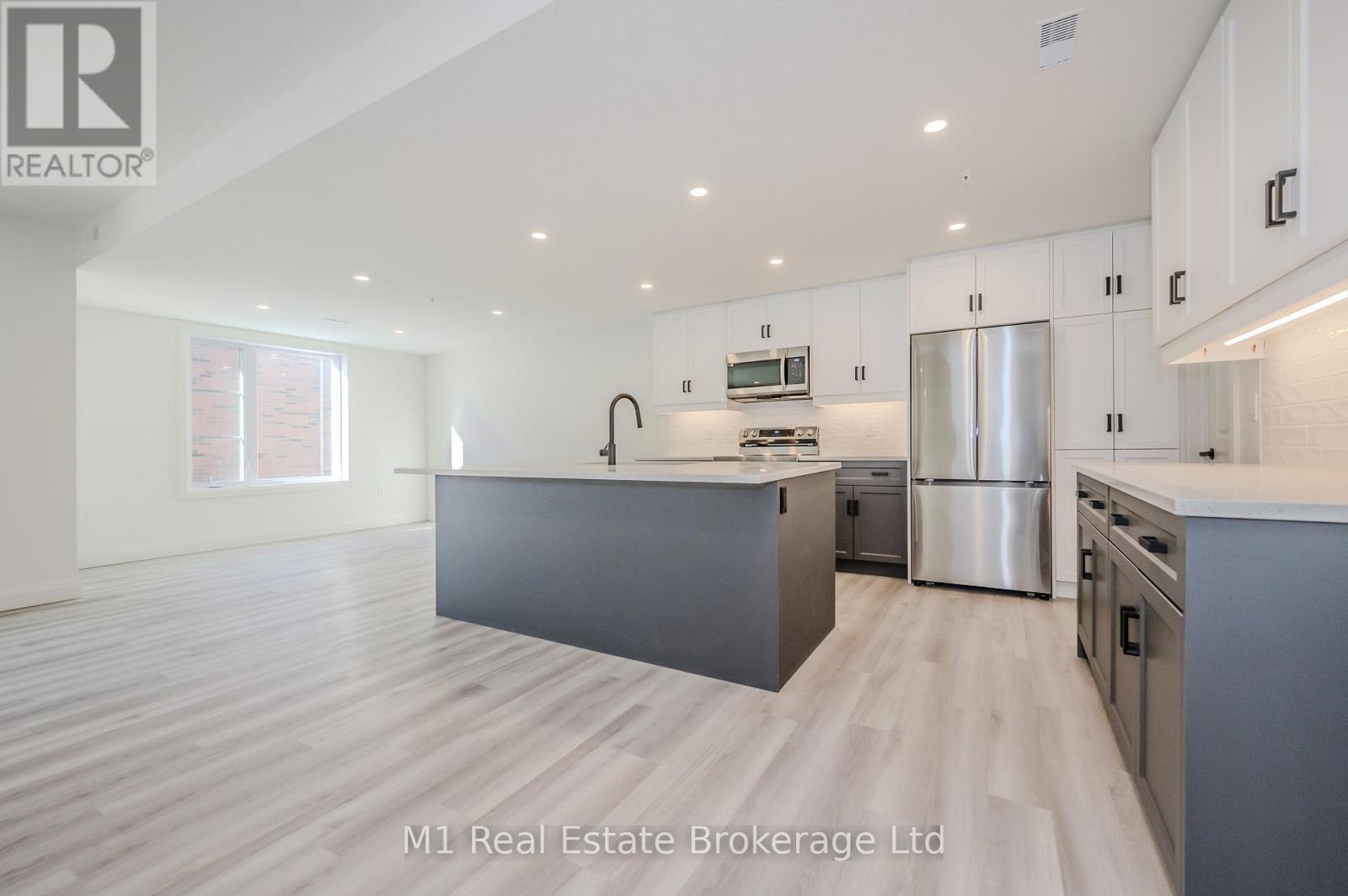 104 - 99B Farley Road, Centre Wellington (Fergus), ON - Indoor Photo Showing Kitchen With Stainless Steel Kitchen With Upgraded Kitchen