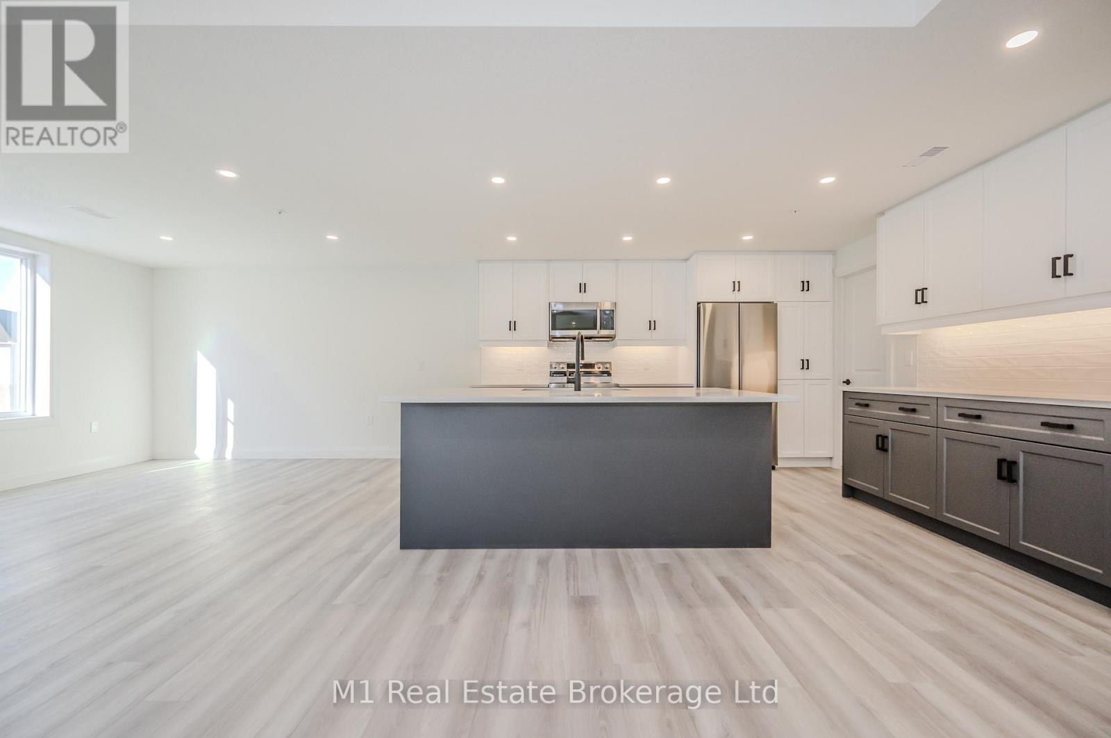 104 - 99B Farley Road, Centre Wellington (Fergus), ON - Indoor Photo Showing Kitchen With Upgraded Kitchen