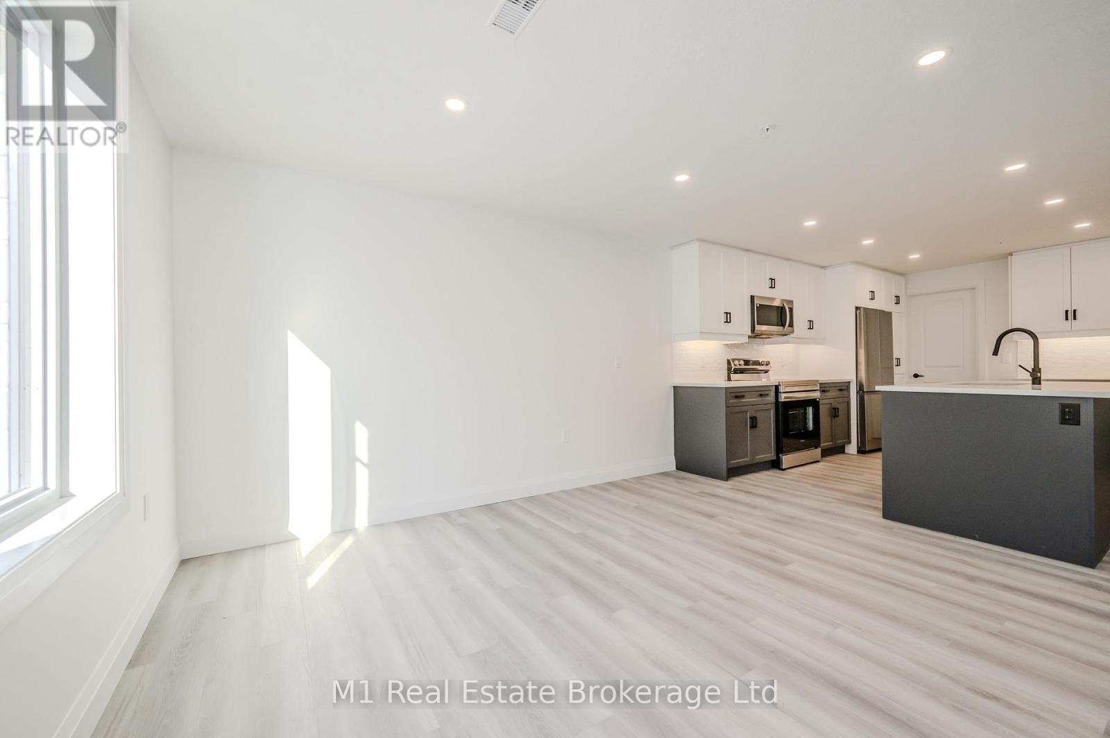 104 - 99B Farley Road, Centre Wellington (Fergus), ON - Indoor Photo Showing Kitchen