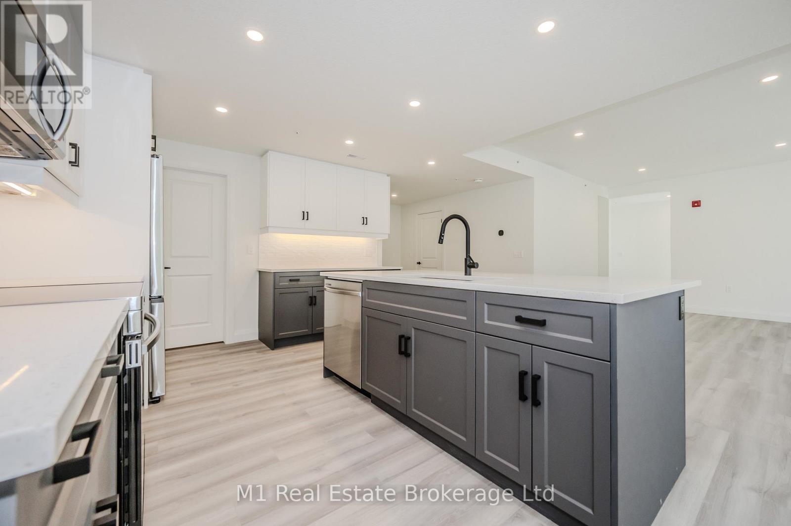 104 - 99B Farley Road, Centre Wellington (Fergus), ON - Indoor Photo Showing Kitchen