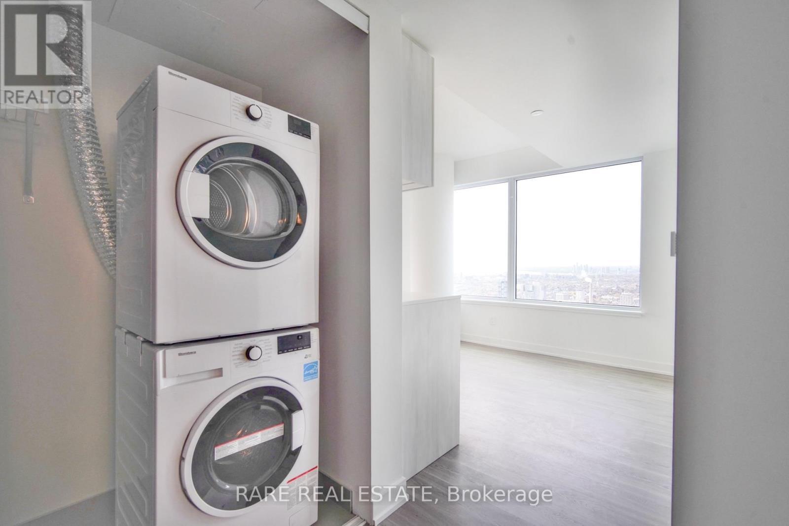 5511 - 8 Wellesley Street W, Toronto, ON - Indoor Photo Showing Laundry Room
