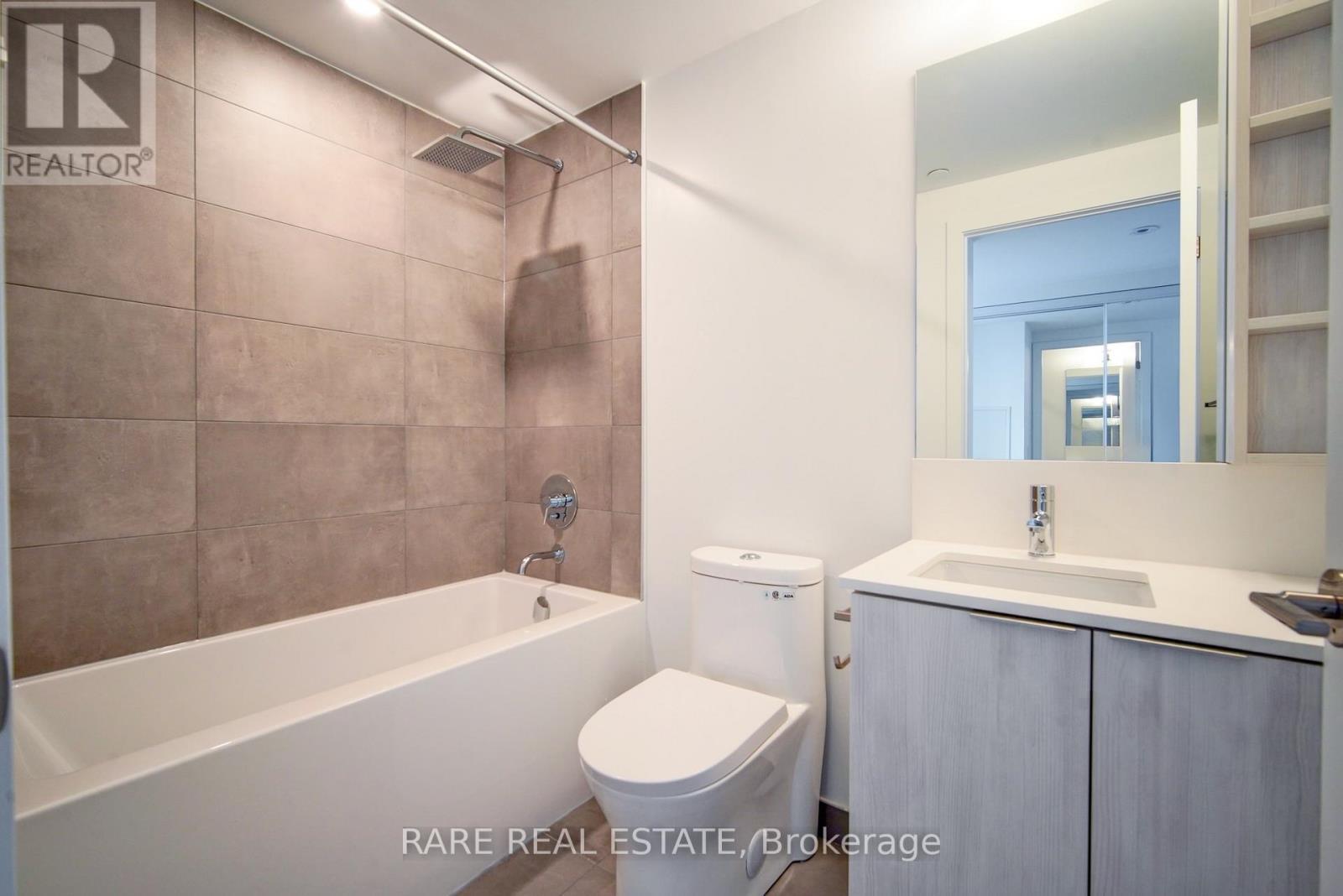 5511 - 8 Wellesley Street W, Toronto, ON - Indoor Photo Showing Bathroom