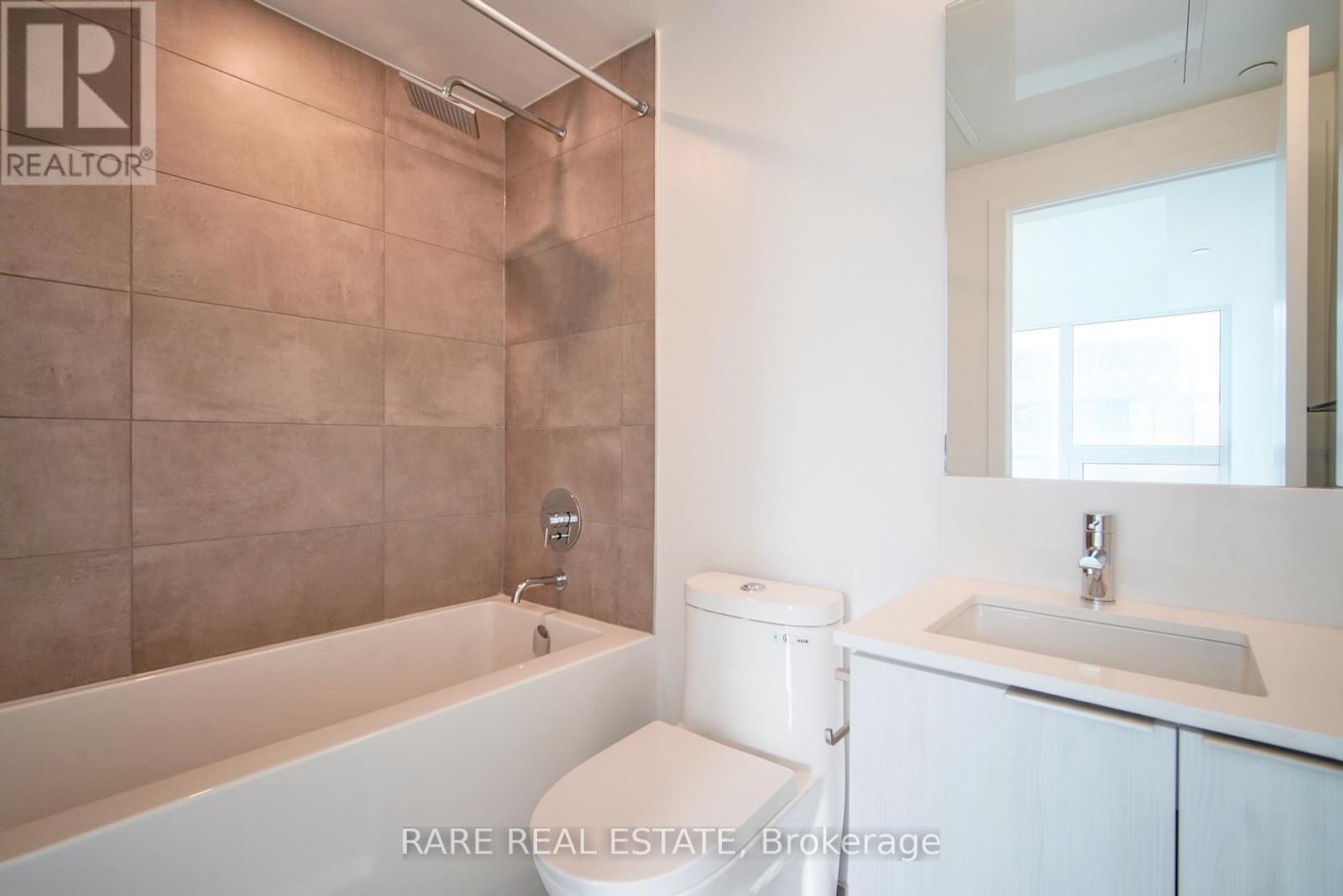 5511 - 8 Wellesley Street W, Toronto, ON - Indoor Photo Showing Bathroom