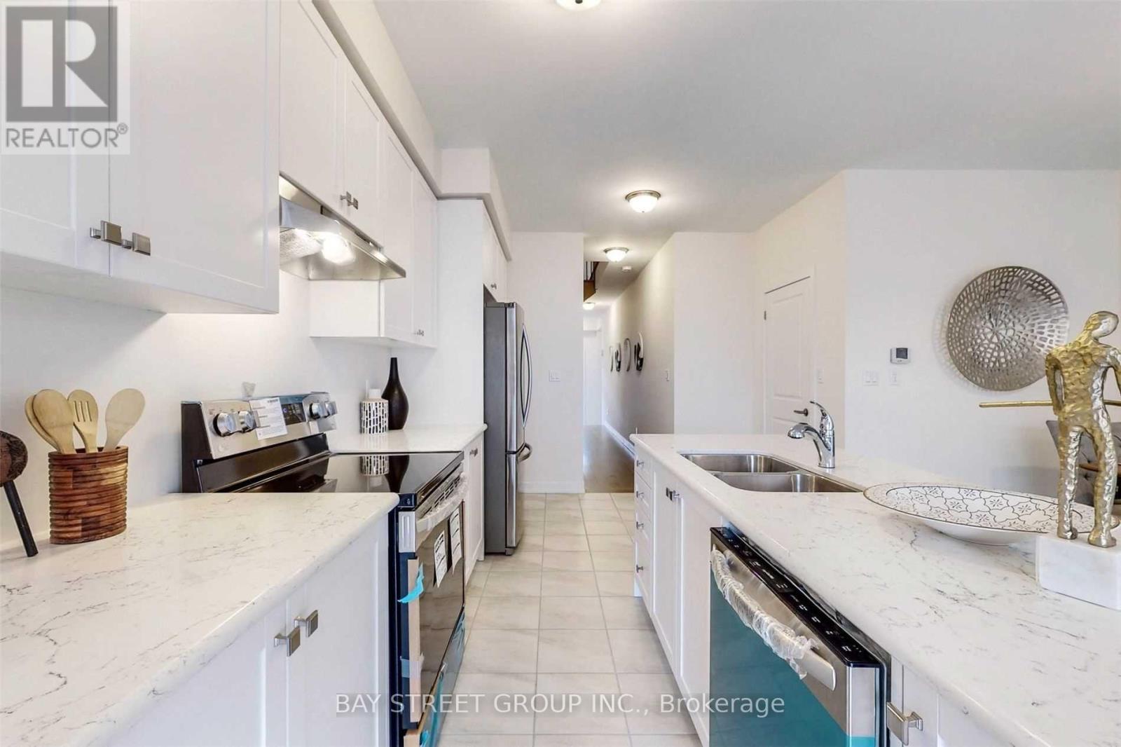 83 Boiton Street, Richmond Hill, ON - Indoor Photo Showing Kitchen With Stainless Steel Kitchen With Double Sink With Upgraded Kitchen